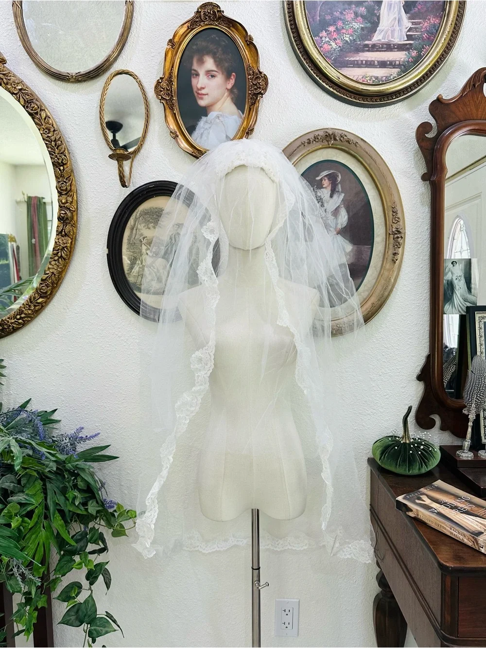 Classic White Lace Bridal Veil with Scalloped Edging